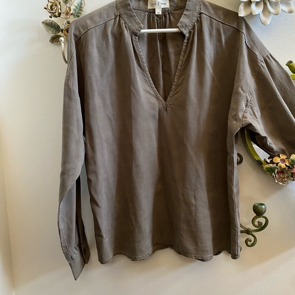 Cloth and Stone Olive Tencel top. Medium.